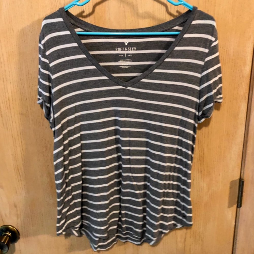 American Eagle V-neck